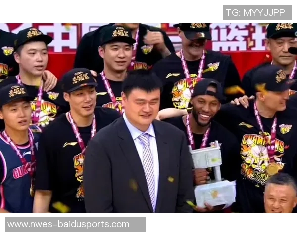 姚明现身颁奖现场，广东长隆勇夺超三联赛历史首冠